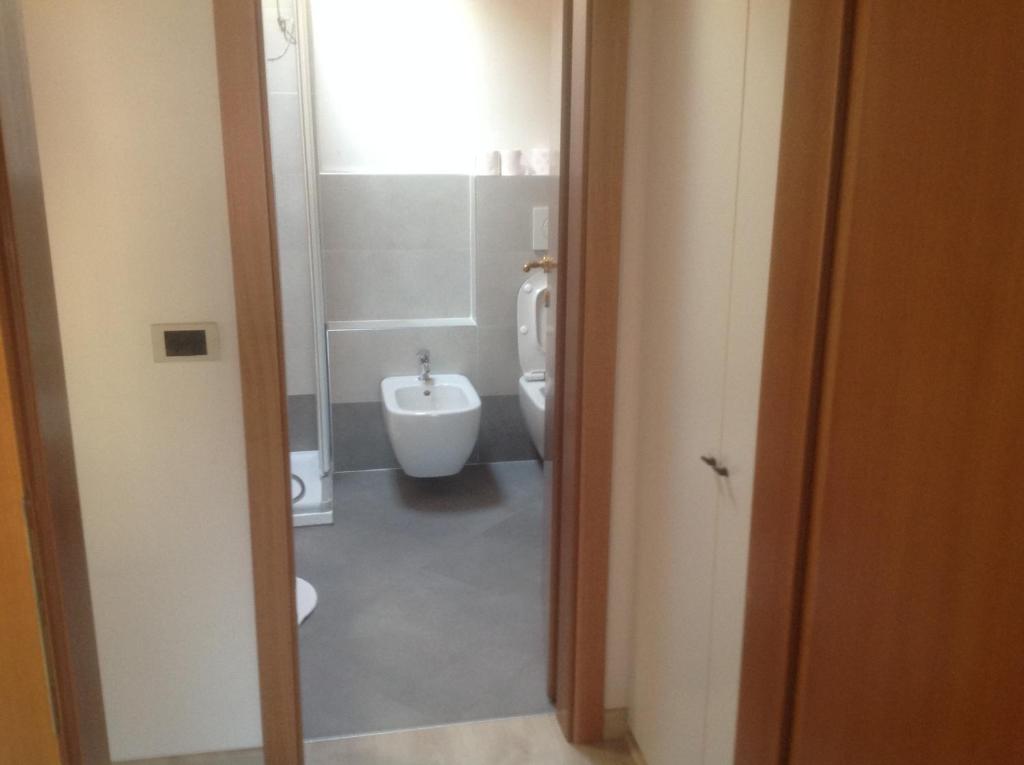 een badkamer met een toilet, een bidet en een wastafel bij Casa Cico in Malcesine