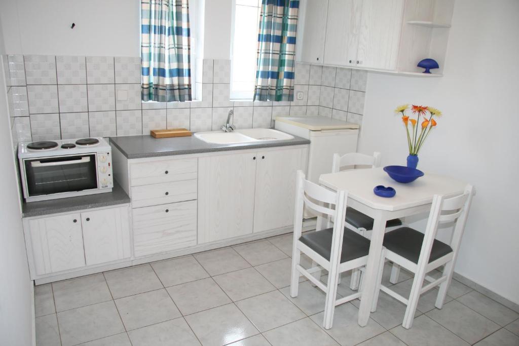 Kuchyň nebo kuchyňský kout v ubytování Litsa Mare Apartments