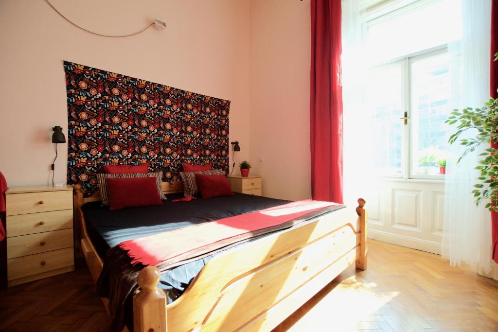 ブダペストにあるBudget Apartment by Hi5 - Üllői 36のベッドルーム1室(ヘッドボード付きのベッド1台、窓付)
