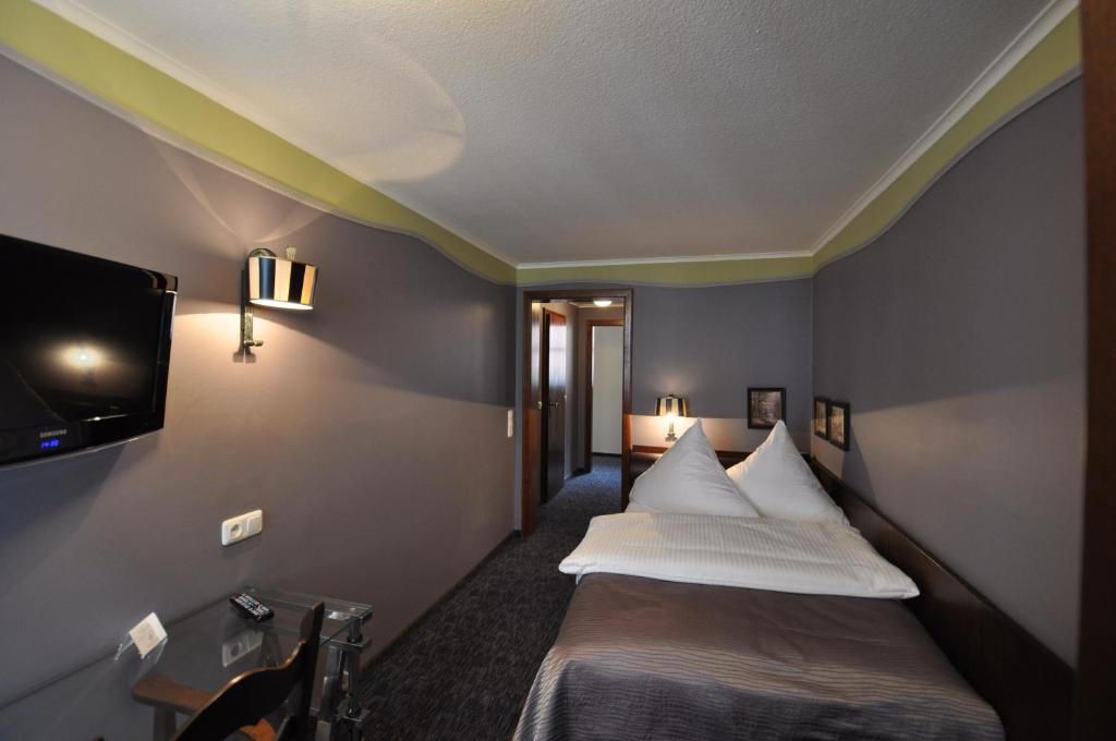 Postel nebo postele na pokoji v ubytování Hotel Schmuckkästchen