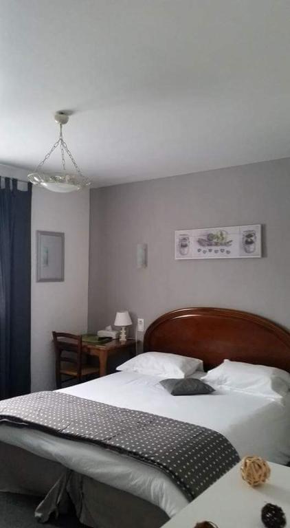 Postel nebo postele na pokoji v ubytování Le Petit Manoir Logis