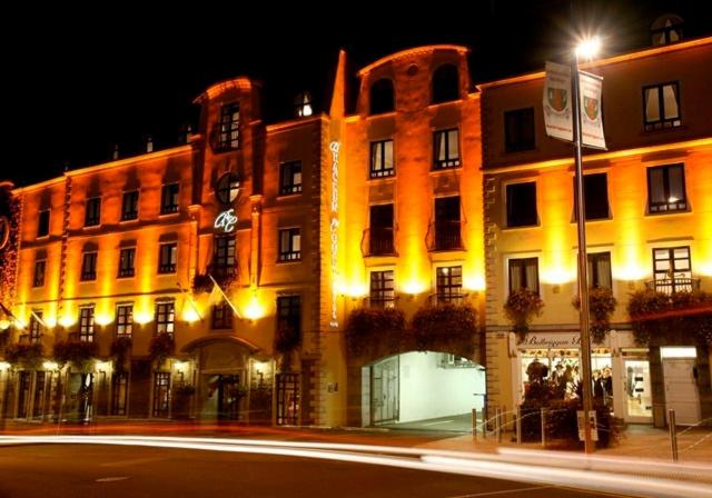 Bracken Court Hotel في بالبريجان: مبنى مضاء في شارع المدينة ليلا
