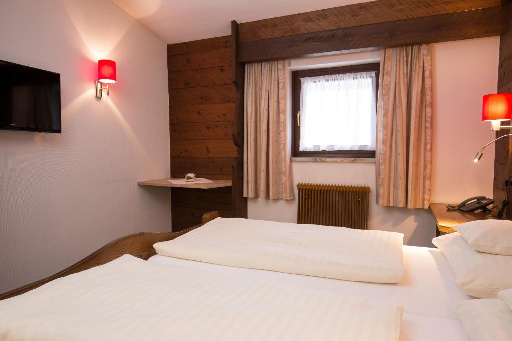 Una cama o camas en una habitación de Hotel Altmünsterhof