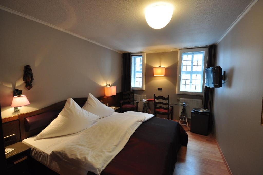 Postel nebo postele na pokoji v ubytování Hotel Schmuckkästchen