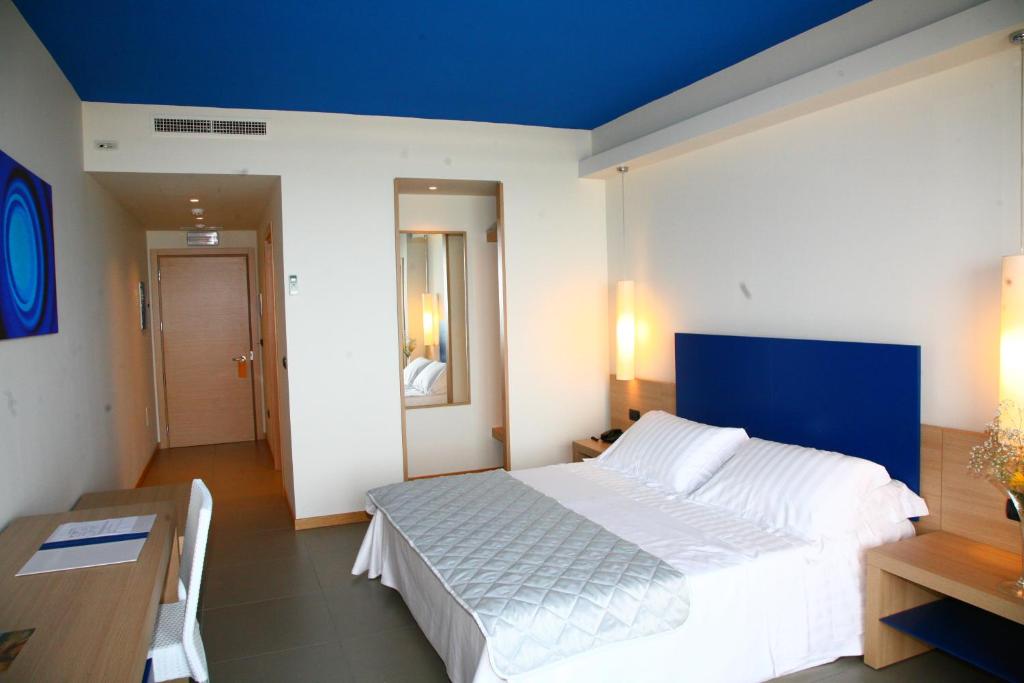 Postel nebo postele na pokoji v ubytování Esperia Palace Hotel & Resort Spa