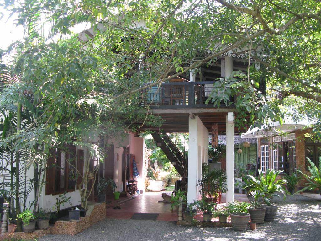 a house with a porch and a balcony at Hill Side Kings Villa (Colonial Bungalow) in Hikkaduwa