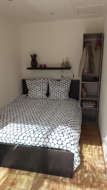 Een bed of bedden in een kamer bij Les Jasmins