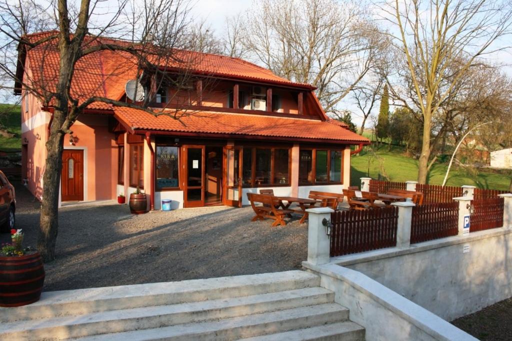 un bâtiment avec une table et des bancs devant lui dans l'établissement Ubytovanie na súkromí KIKA, à Santovka