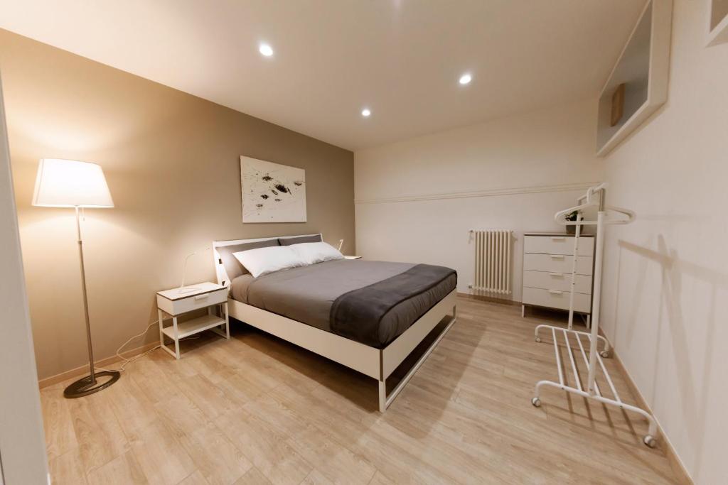 - une chambre avec un lit et une lampe dans l'établissement La Chiocciola sui Sassi, à Matera