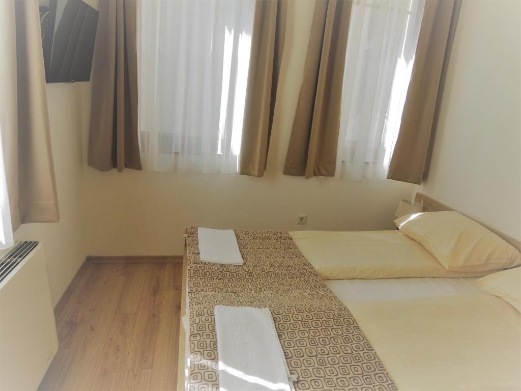 Postel nebo postele na pokoji v ubytování Hotel Logavina 8 Garage Parking