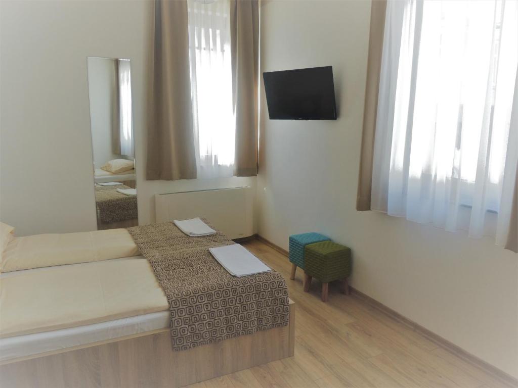 TV a/nebo společenská místnost v ubytování Hotel Logavina 8 Garage Parking