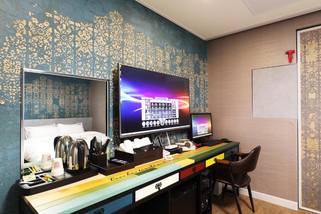 Televisyen dan/atau pusat hiburan di Hotel Mondavi
