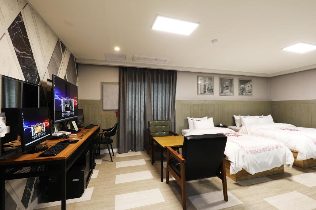 Televisyen dan/atau pusat hiburan di Hotel Mondavi