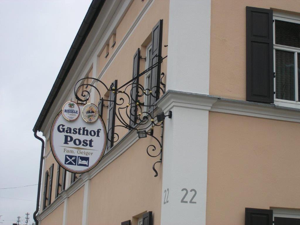 ein Schild an der Seite eines Gebäudes in der Unterkunft Gasthof Post in Großaitingen