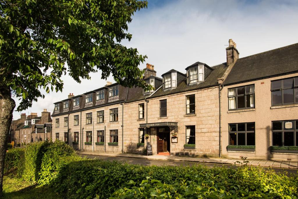 um grande edifício de tijolos com muitas janelas em Balmoral Arms em Ballater