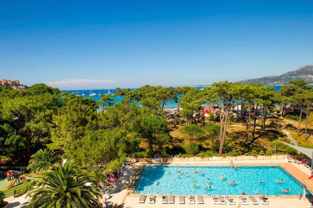 - une vue sur la piscine d'un complexe dans l'établissement Village Vacances La Balagne, à Calvi