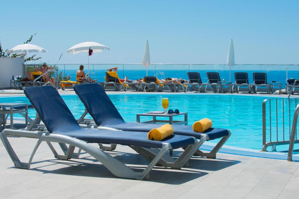 Bazén v ubytování Duas Torres Hotel nebo v jeho okolí