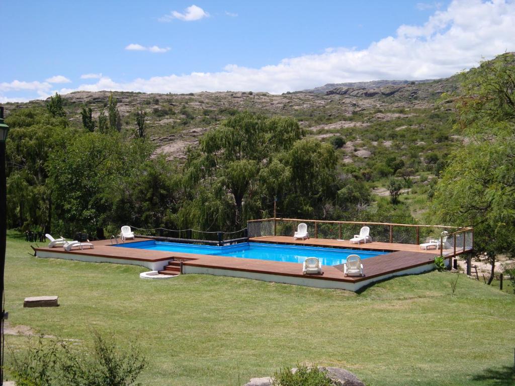 Cabañas El Refugio de Juan في مينا كلافيرو: حوض سباحة في وسط الفناء