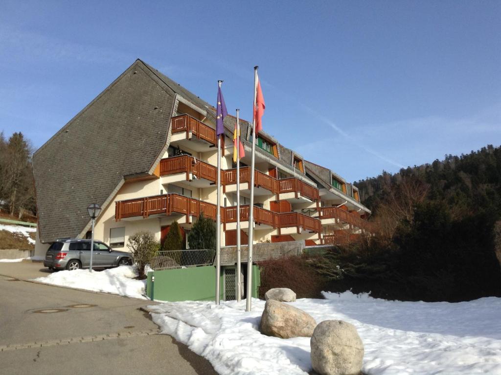 un gran edificio con banderas en la nieve en Haus Dachsberg Todtmoos, en Todtmoos