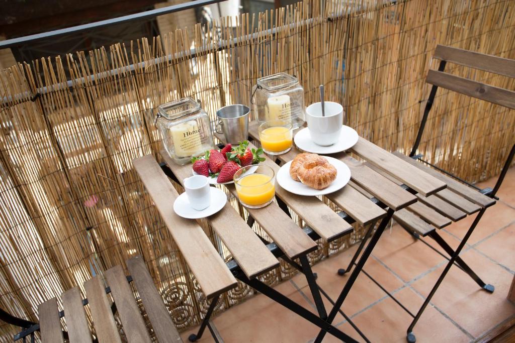 バレンシアにあるApartment Colladoのテーブル(朝食用食品、オレンジジュース付)