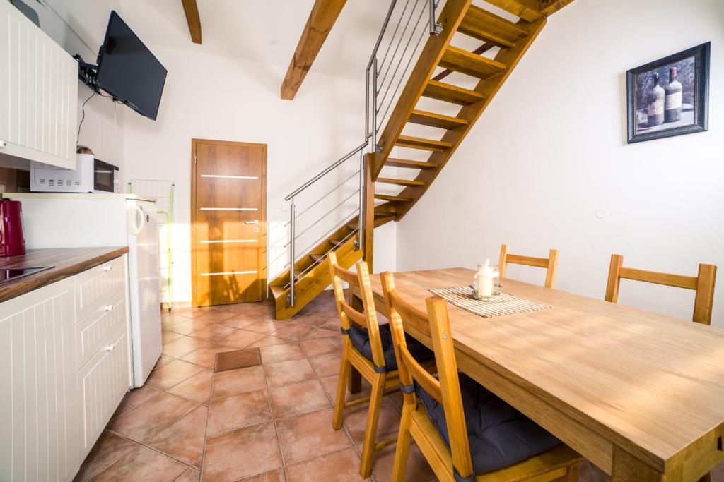 Kuchyň nebo kuchyňský kout v ubytování Apartmány U Ořecha