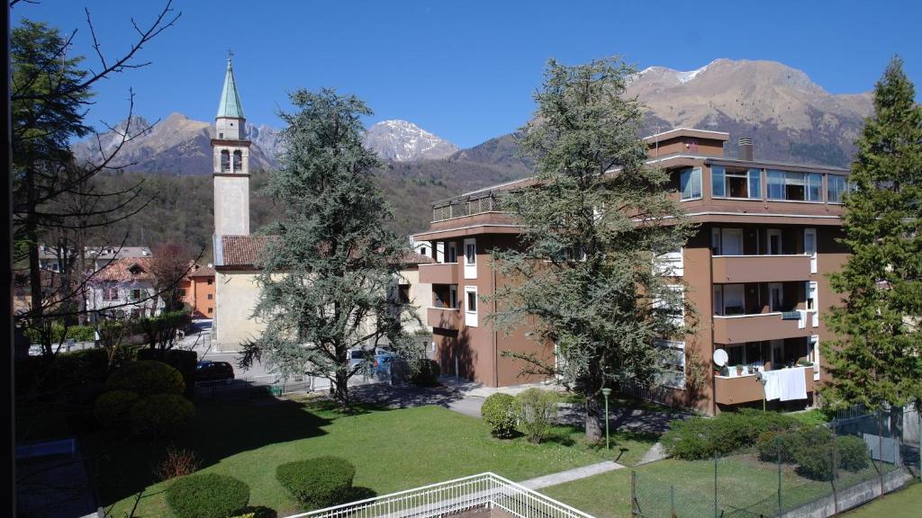 un edificio con una torre dell'orologio e una chiesa di Comodamente a Belluno