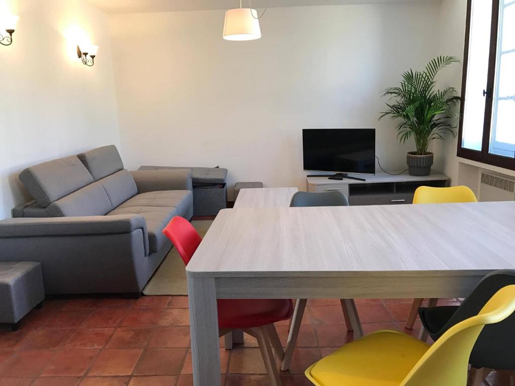 un salon avec une table, des chaises et un canapé dans l'établissement Appartement au coeur de Carcassonne, à Carcassonne
