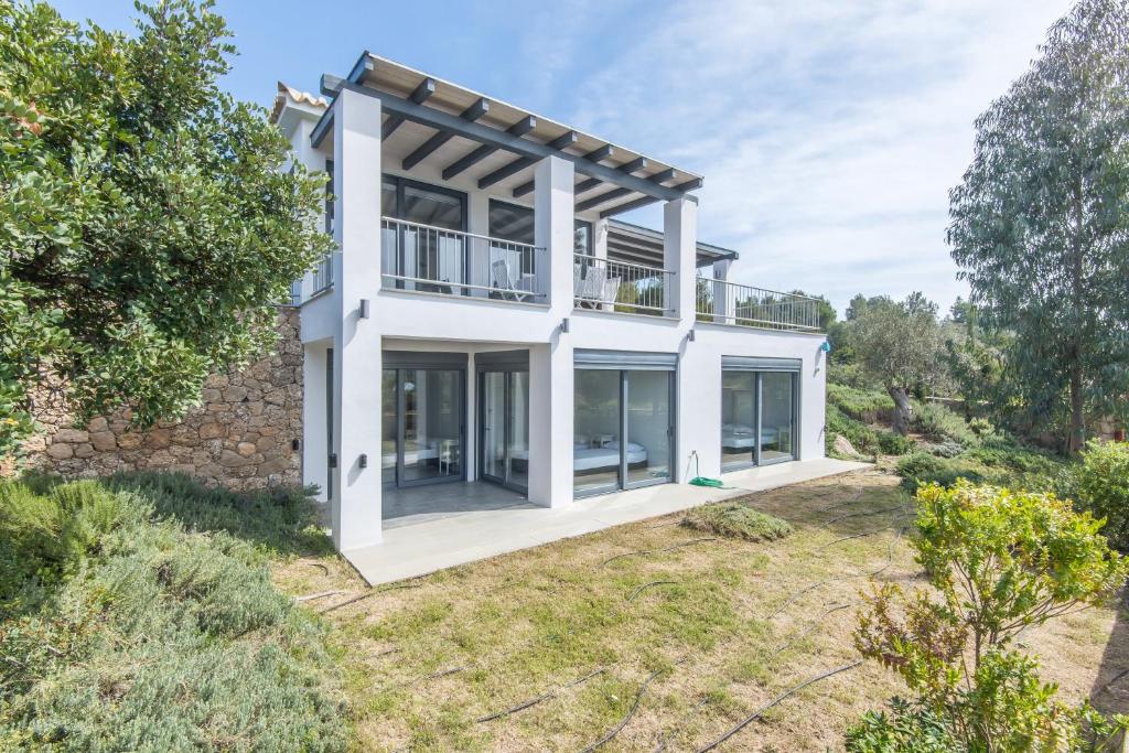 Vonkajšia záhrada v ubytovaní Minimal Sea View Maisonette