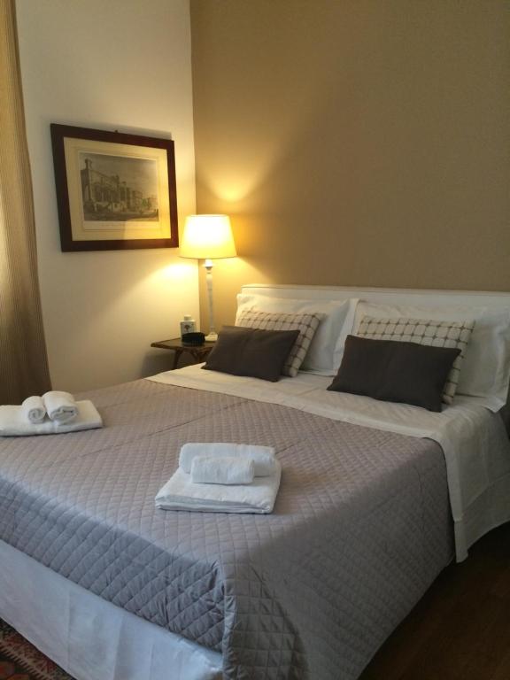 1 dormitorio con 1 cama blanca grande y toallas. en Alba Home, en Palermo