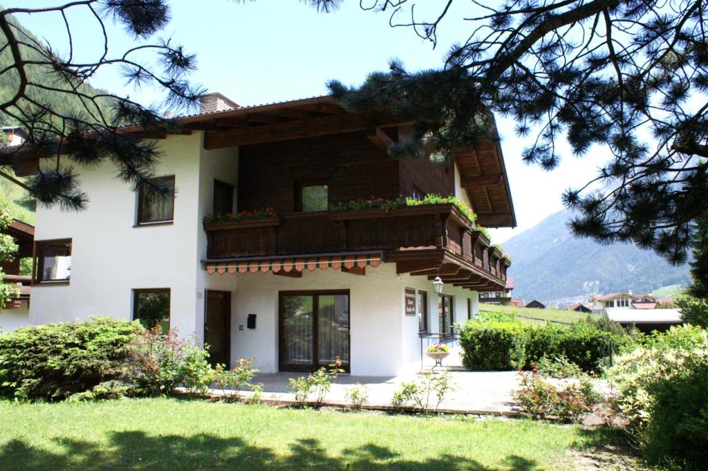 una casa con un balcón en el lateral. en Ferienwohnung Zita Weber, en Neustift im Stubaital