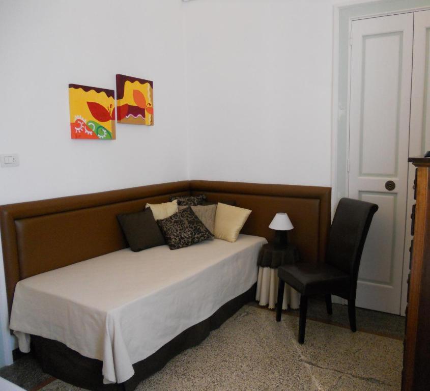 Łóżko lub łóżka w pokoju w obiekcie Palazzo De Tomasi B&B
