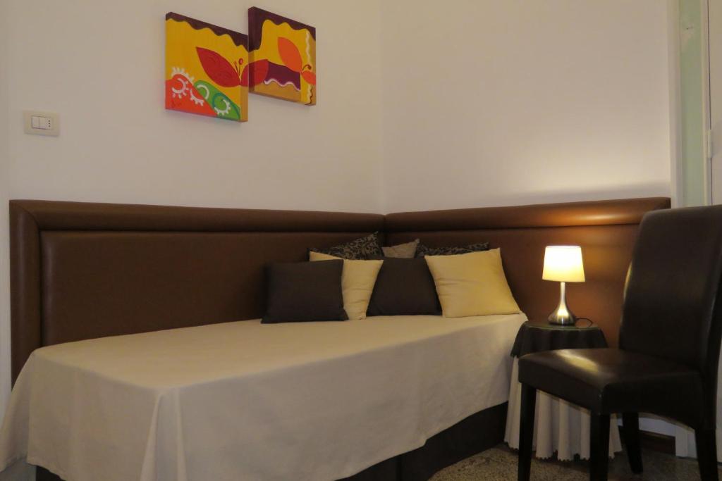 Łóżko lub łóżka w pokoju w obiekcie Palazzo De Tomasi B&B