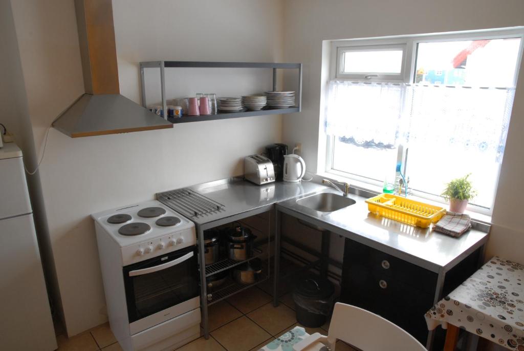una piccola cucina con piano cottura e lavandino di Grundarfjördur Hostel a Grundarfjordur