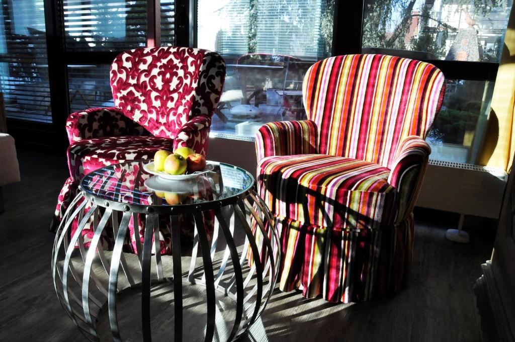 シュトゥットガルトにあるホテル レストラン クレールズ リンデの椅子2脚、テーブル1台(フルーツ1杯付)