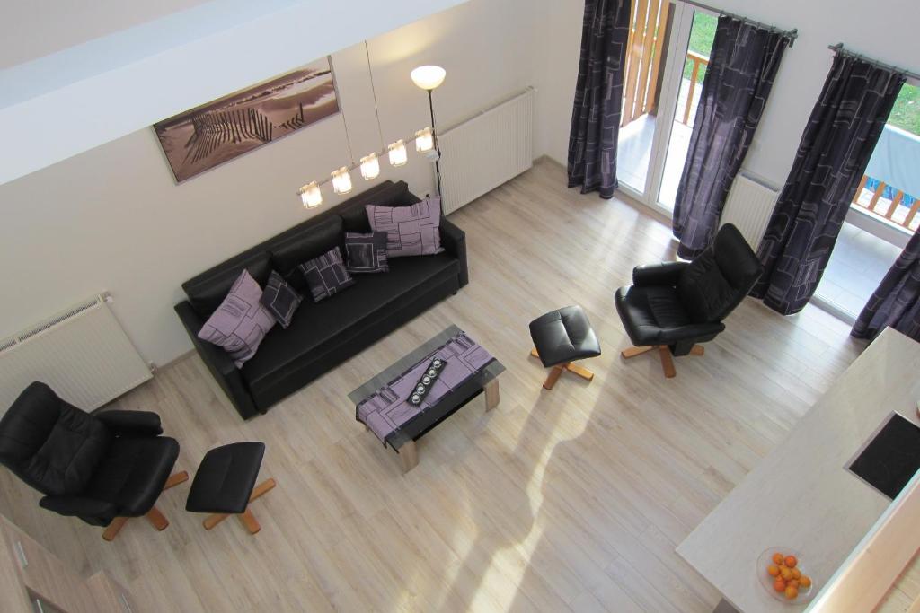 uma vista superior de uma sala de estar com um sofá e cadeiras em Appartement Mezzanine em Hévíz