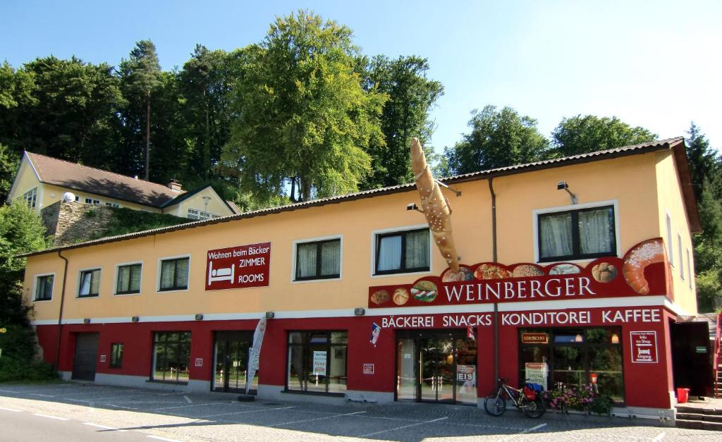 ein Gebäude mit einem Schild für ein Weingut in der Unterkunft Wohnen beim Bäcker Weinberger in Ybbs an der Donau