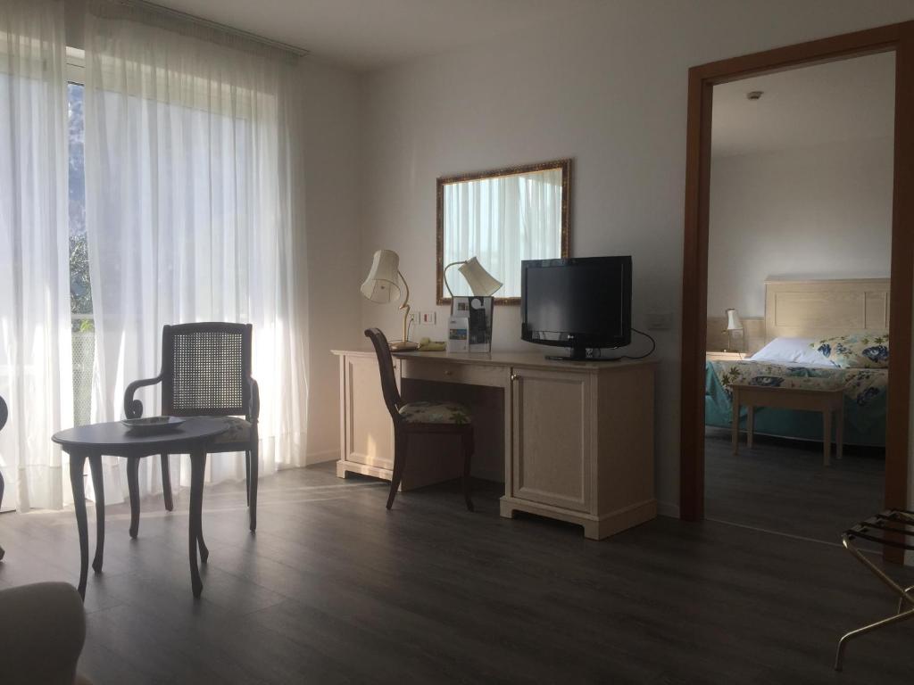 TV a/nebo společenská místnost v ubytování Hotel Piccolo Mondo