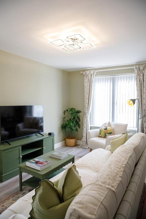 Beautiful Hever House 3 bed Private Parking, Derrington (updated prices ...