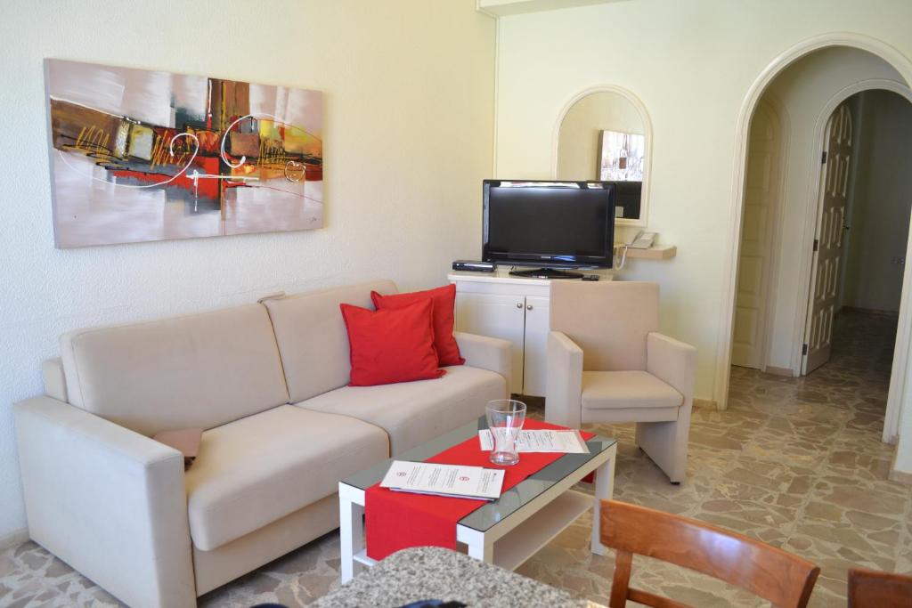 A television and/or entertainment centre at Bungalows Club Primavera