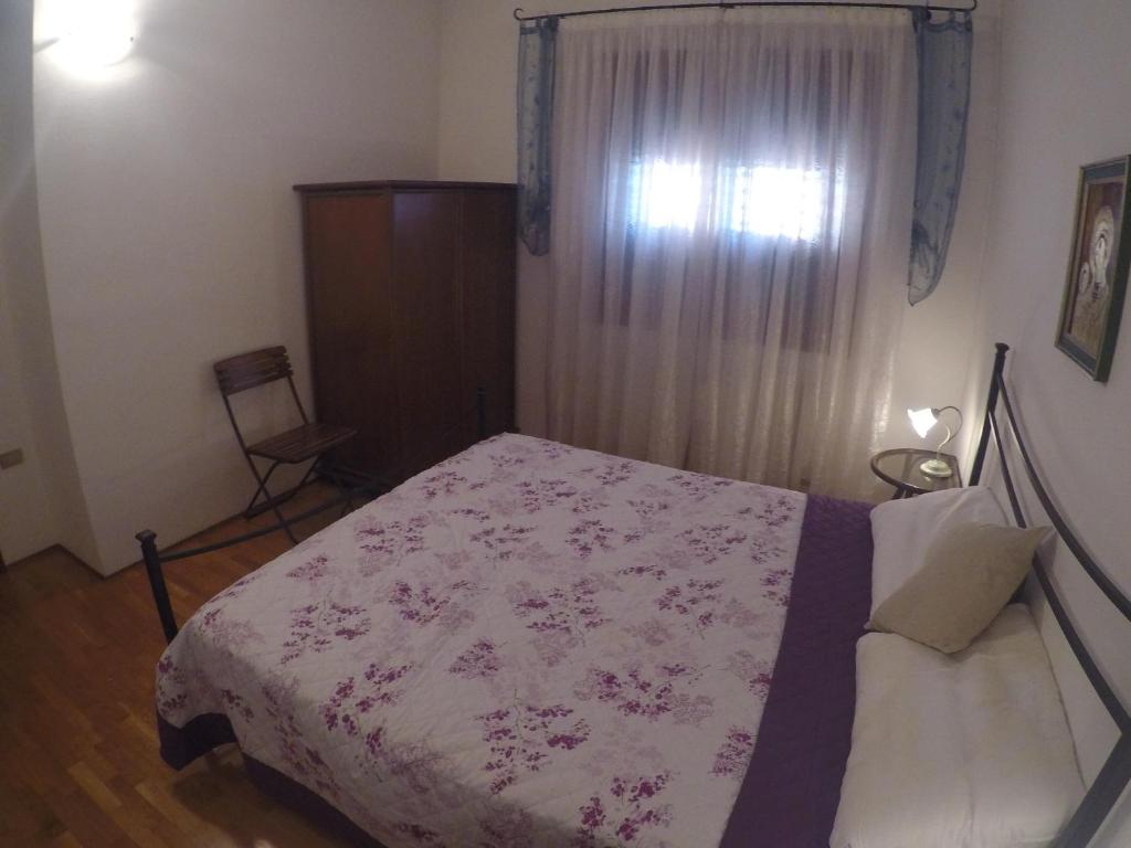 A bed or beds in a room at Casa Cornaro - Agenzia Cocal