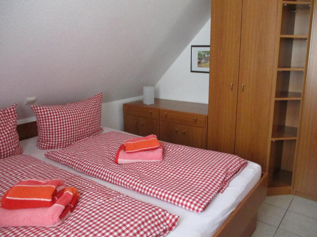 a bedroom with two beds with red and white checks at Fishermans in Borkum