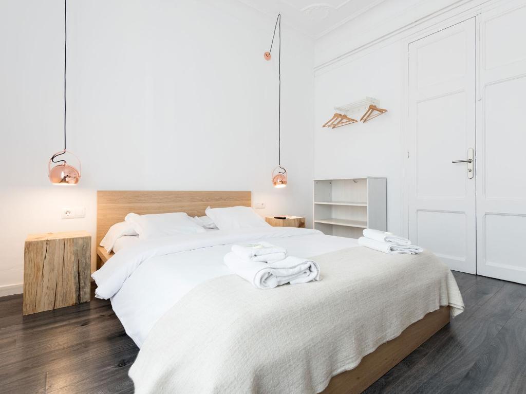 A bed or beds in a room at Bruc & Bruc