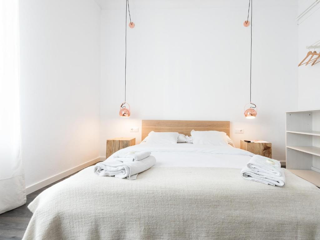 A bed or beds in a room at Bruc & Bruc