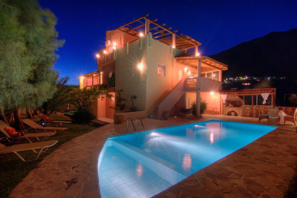 LefkogeiaにあるVilla Despina 1 Plakias Private Villa, Private Swimming Pool Garden,Amazing Viewの夜間のスイミングプール付きのヴィラ