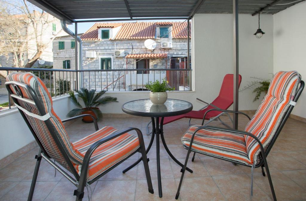 patio con mesa y sillas en el balcón en Apartment Felix, en Split
