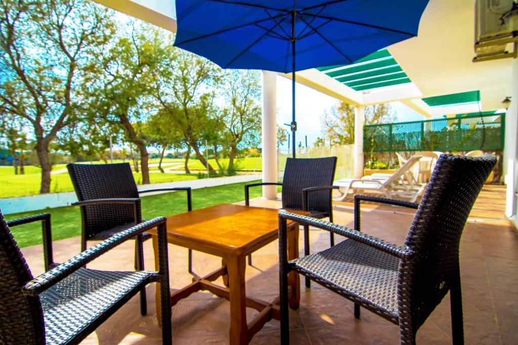 Patio alebo iná vonkajšia časť ubytovania Roquetas Beach and Playa Serena Golf Village