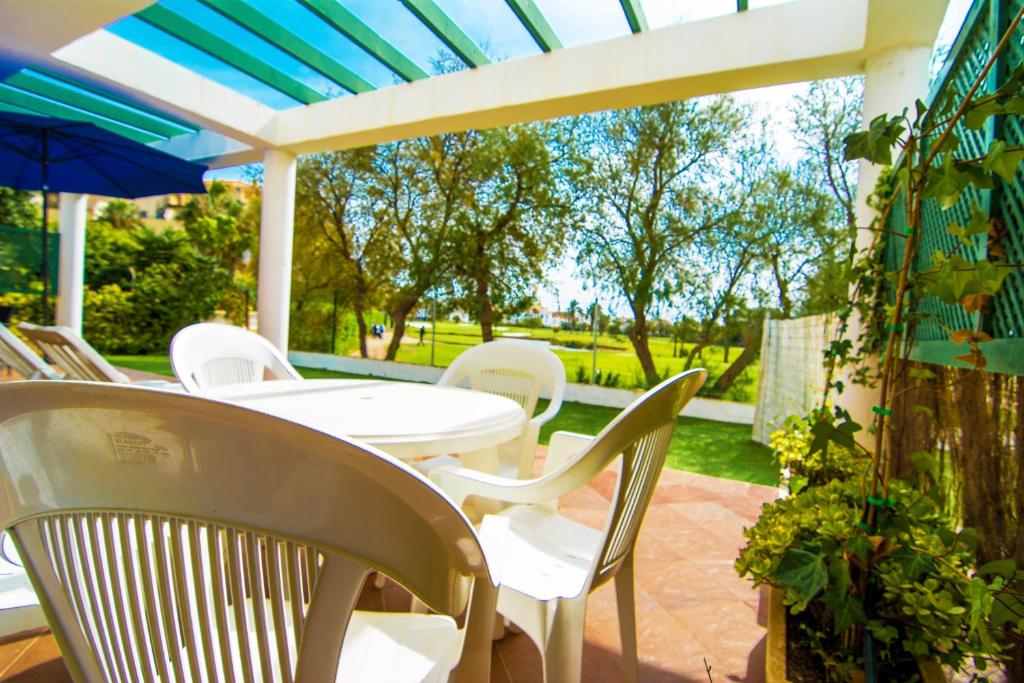Vonkajšia záhrada v ubytovaní Roquetas Beach and Playa Serena Golf Village