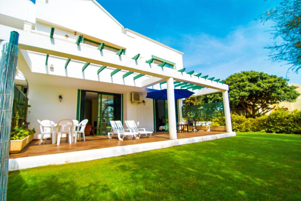 Vonkajšia záhrada v ubytovaní Roquetas Beach and Playa Serena Golf Village