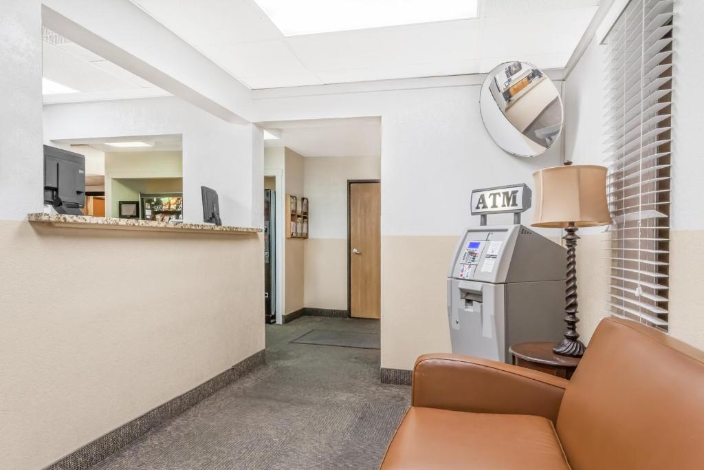 Kuchyň nebo kuchyňský kout v ubytování Super 8 by Wyndham Montgomery Maybrook