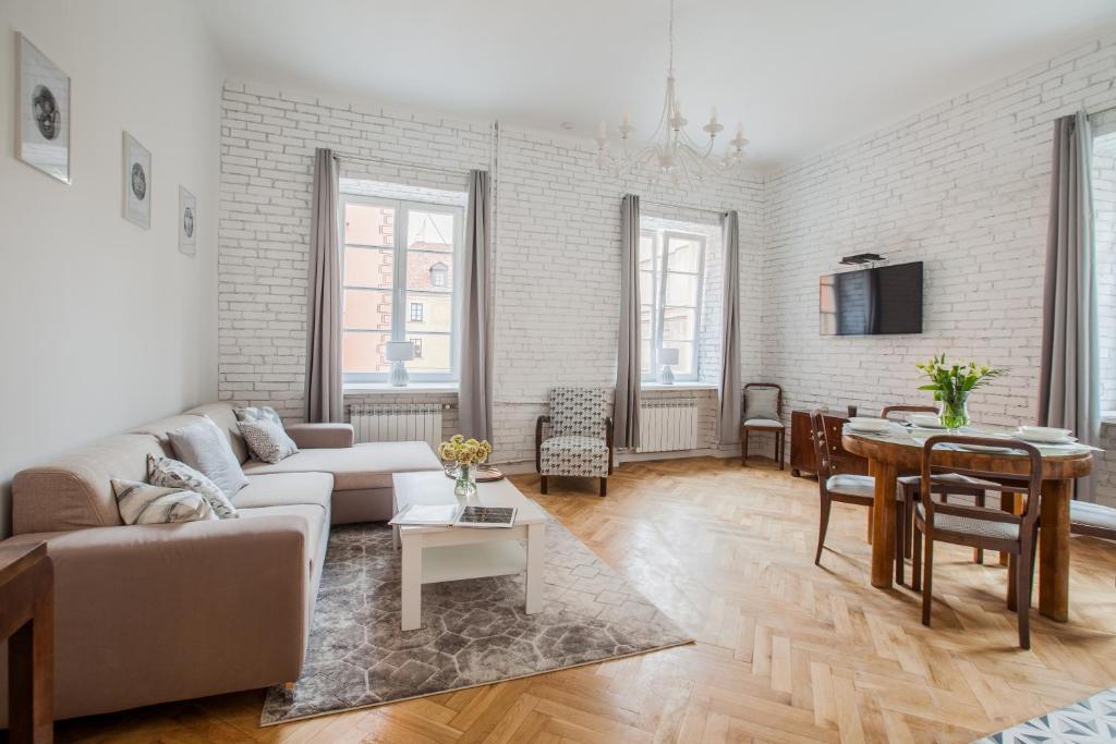 Televízia a/alebo spoločenská miestnosť v ubytovaní Ego Apartments Old Town